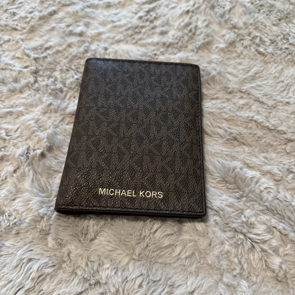 Michael Kors Brown Key Card Holder Monogram - Picture 1 of 2